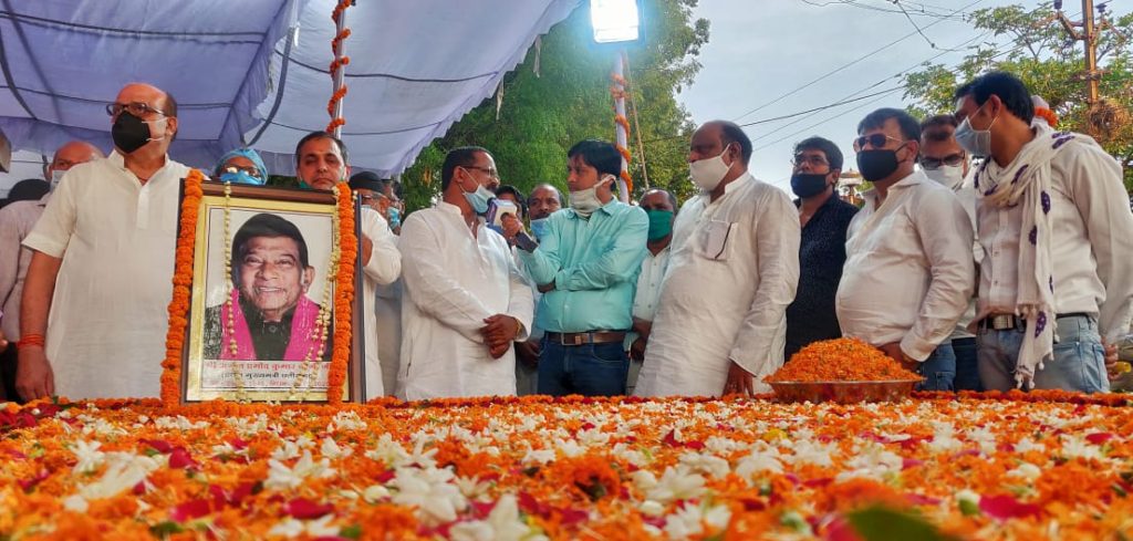 पूर्व मुख्यमंत्री अजीत जोगी की अंतिम यात्रा में सपरिवार शामिल हुए खाद्य मंत्री अमरजीत भगत