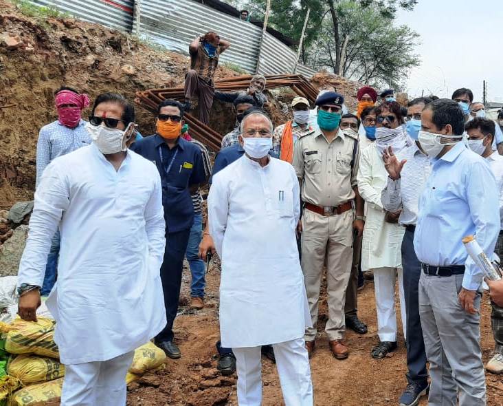 लोक निर्माण मंत्री   ताम्रध्वज साहू  ने निर्माणाधीन रेल्वे अंडर ब्रिज का किया निरीक्षण,गुणवत्ता में जरा भी कोताही नहीं बरतें अधिकारी