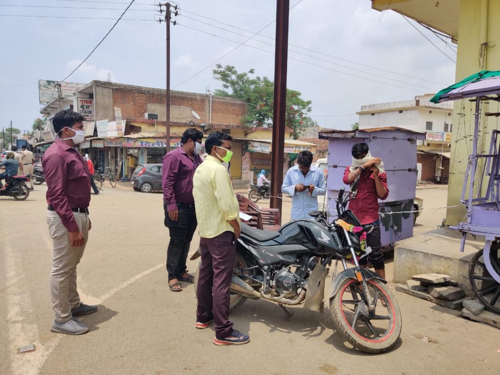 मास्क नहीं पहनने एवं सोशल डिस्टेंसिंग का पालन नहीं करने पर  की जा रही है ताबड़तोड़ कार्रवाई