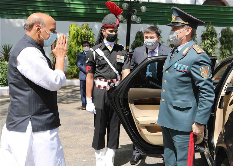 रक्षामंत्री राजनाथ सिंह ने कजाकिस्तान के रक्षामंत्री लेफ्टिनेंट जनरल नुर्लान यर्मेकबएव के साथ द्विपक्षीय बातचीत की