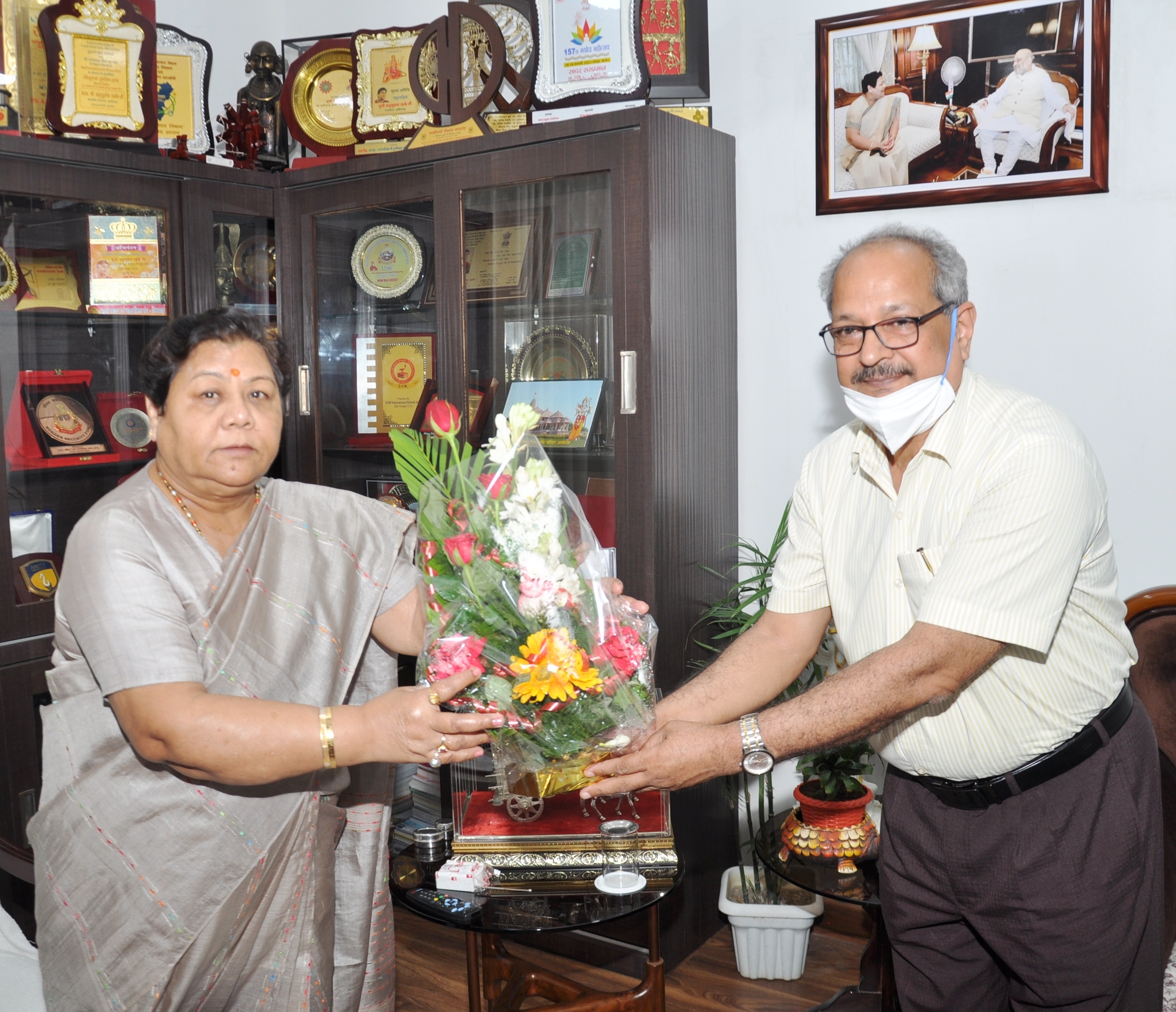 रायपुर : राज्यपाल से कुलपति डॉ. बंश गोपाल सिंह ने की सौजन्य भेंट