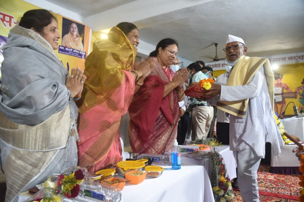 रायपुर : धन मेहनत से कमाया जा सकता है, लेकिन बडे़ बुजुर्गों का आशीर्वाद किस्मत वालों को मिलता है-मंत्री अनिला भेड़िया : विश्व वयोवृद्ध दिवस पर वरिष्ठ नागरिकों का किया गया सम्मान