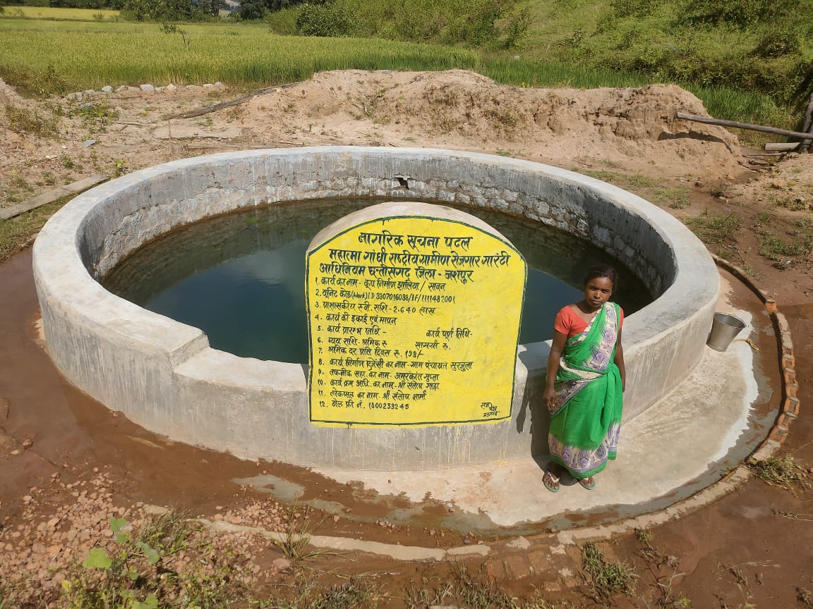 जशपुरनगर : मनरेगा से किसान झलिया के खेत में कुआं निर्माण करने से सिंचाई की मिली सुविधा