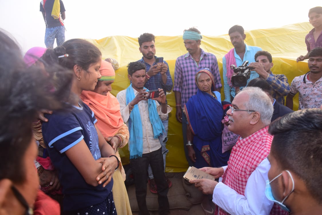 रायपुर : मुख्यमंत्री ने जालबांधा धान खरीदी केंद्र में ग्राम पेटी और पवनतरा के उपस्थित किसानों से चर्चा कर धान खरीदी व्यवस्था की जानकारी ली…