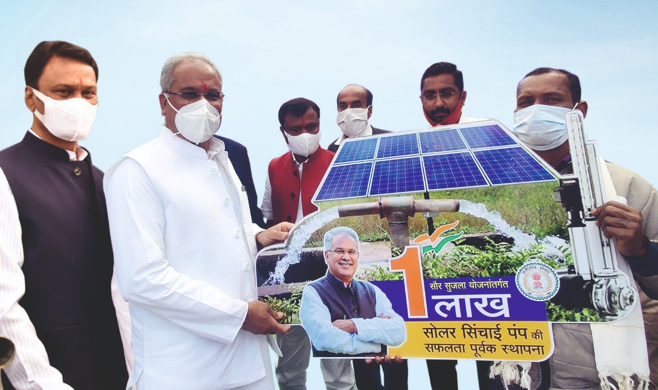 रायपुर : सौर सुजला योजना : मुख्यमंत्री भूपेश बघेल ने योजना के एक लाखवें हितग्राही किसान सुरेन्द्र नाग को किया सम्मानित ।