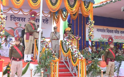 राज्यपाल ने रायपुर में किया ध्वजारोहण, उत्कृष्ट कार्य करने वाले अधिकारी और कर्मचारियों को किया सम्मानित