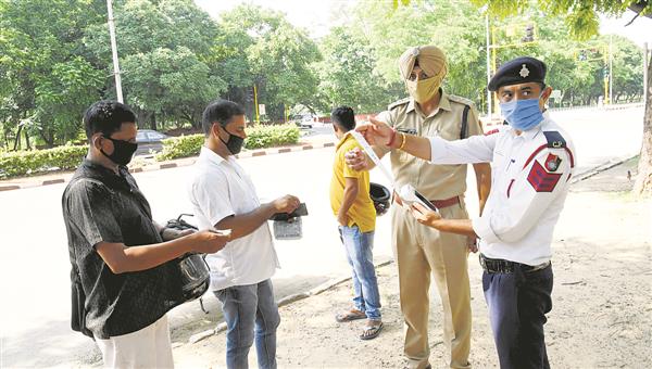 कोरोना के गाइडलाइन का पालन नहीं करने वालों पर किया जा रहा है चलानी कार्यवाही