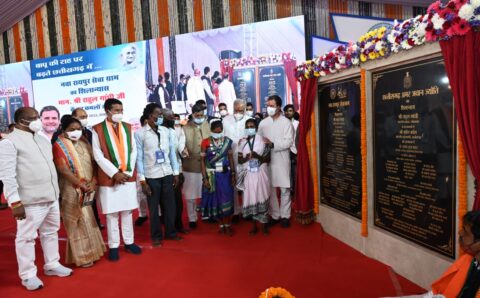 रायपुर : सांसद राहुल गांधी की उपस्थिति में भूमिहीन श्रमिकों ने  गांधी ‘सेवाग्राम’ और छत्तीसगढ़ ‘अमर जवान ज्योति’ की रखी आधारशिला ।