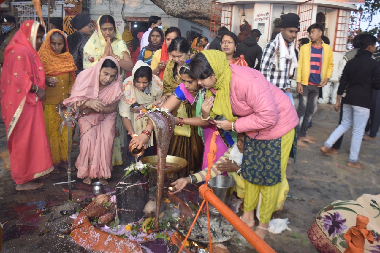 राजिम माघी पुन्नी मेला आज से प्रारंभ, माघ पूर्णिमा पर श्रद्धालुओं ने लगाई त्रिवेणी संगम में डुबकी