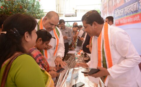 सदस्य बनाने सड़कों पर उतरे कांग्रेस प्रदेश अध्यक्ष सहित बड़े पदाधिकारी