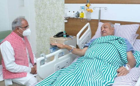 मुख्यमंत्री ने अस्पताल पहुंचकर मंत्री रविन्द्र चौबे के स्वास्थ्य की ली जानकारी