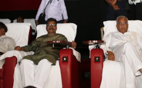“द कश्मीर फाइल्स” पर सियासत जारी, फिल्म देखने नहीं पहुंचे भाजपा विधायक, विधानसभा अध्यक्ष मंत्रियों और कांग्रेस विधायकों के साथ सीएम बघेल ने देखी फिल्म