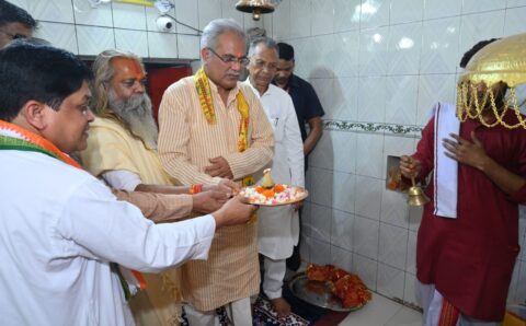 राम नवमी पर मुख्यमंत्री भूपेश बघेल ने दूधाधारी मठ में पूजा अर्चना कर प्रदेश की सुख समृद्धि एवं खुशहाली की कामना
