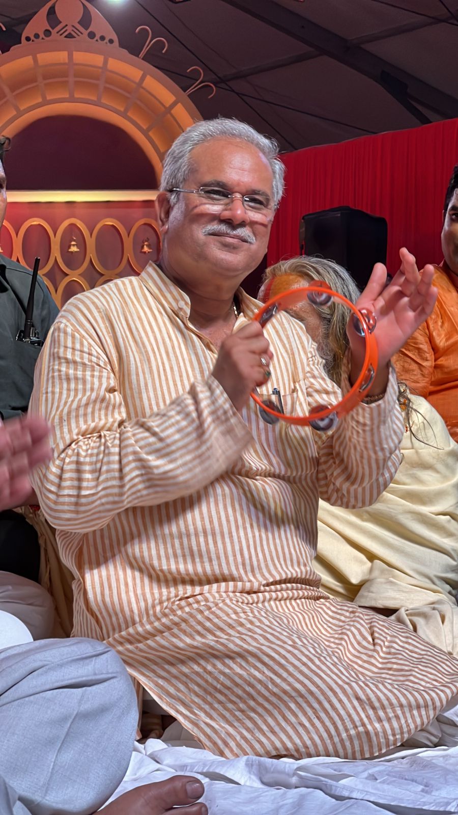 वीडियो : सीएम बघेल ने शिवरीनारायण में आयोजित भजन संध्या के दौरान खंजरी बजाकर कलाकारों का किया उत्साहवर्धन