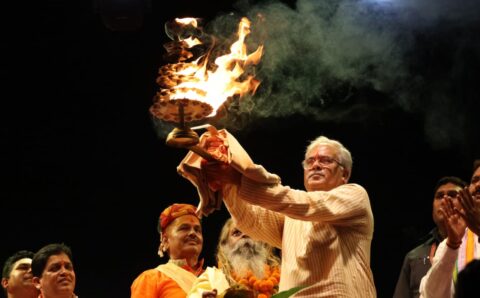 सीएम भूपेश बघेल ने शिवरीनारायण में  महानदी, शिवनाथ एवं जोंक नदी के संगम पर आरती कर प्रदेशवासियों की सुख समृद्धि की कामना