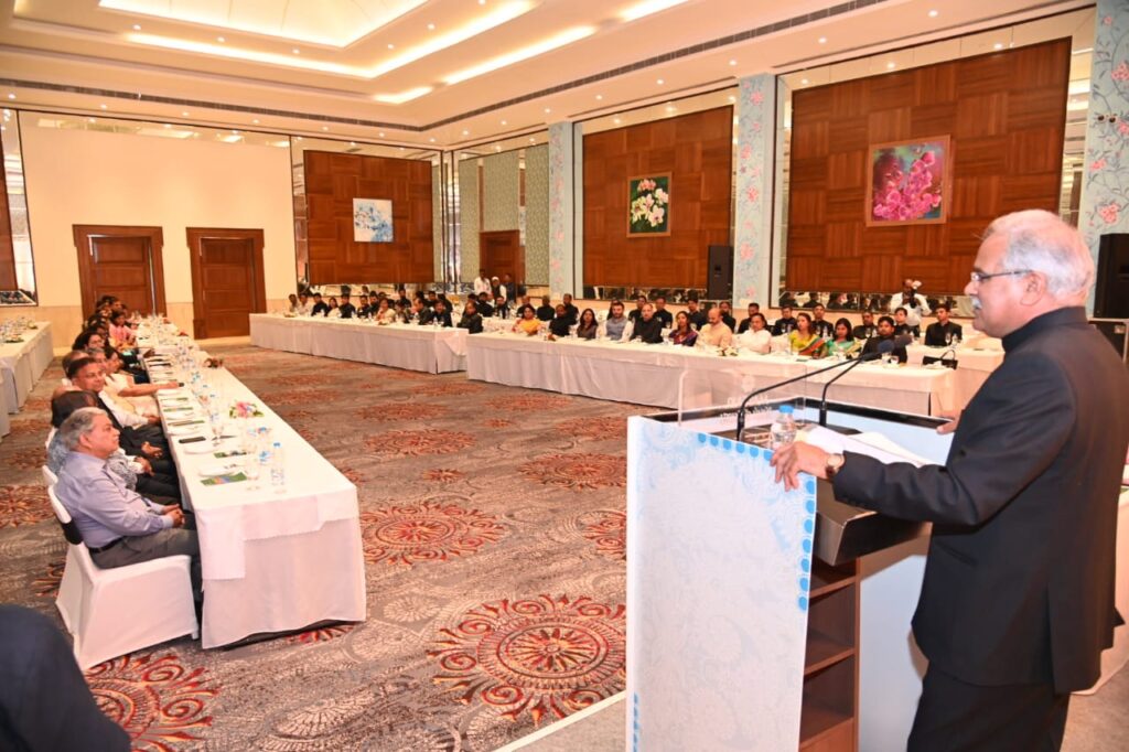 IAS कॉन्क्लेव में बोले सीएम बघेल – गांव में दीजिए सारी सुविधाएं, ताकि ना हो पलायन, फिर ग्रामीण गांव से शहर की ओर सिर्फ आएंगे घूमने