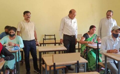 मंत्री डॉ. टेकाम ने राज्य ओपन स्कूल परीक्षा केन्द्र में विद्यार्थियों से अंग्रेजी वर्णमाला और गणित के पूछे प्रश्न