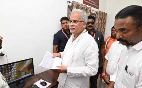 मुख्यमंत्री भूपेश बघेल ने उप तहसील कार्यालय बड़ेडोंगर पहुंचकर कार्यालय का निरीक्षण किया…