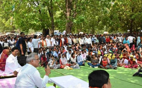 मुख्यमंत्री बघेल ने अबूझमाड़ के छोटेडोंगर में आम जनता से की भेंट-मुलाकात