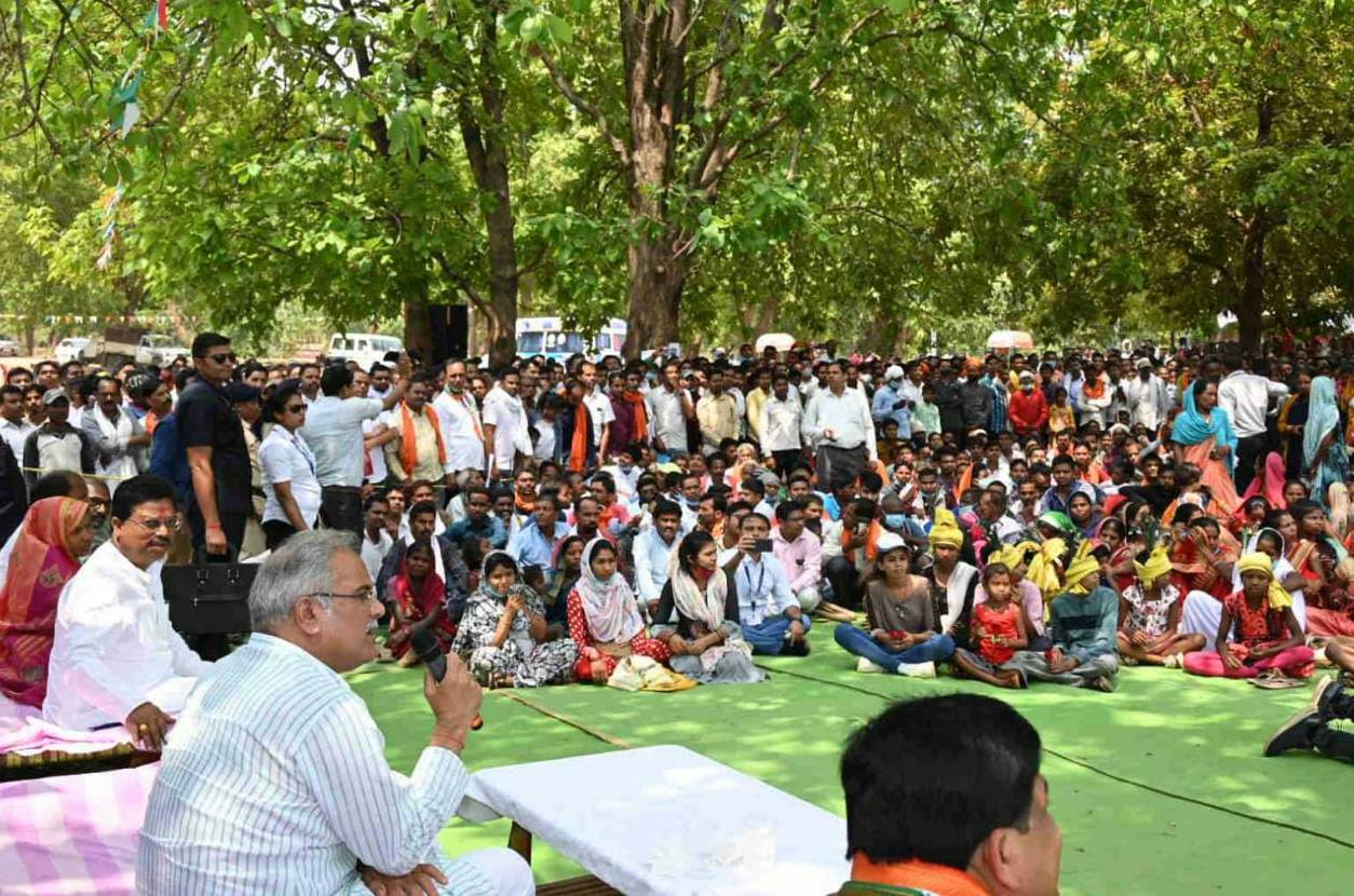 मुख्यमंत्री बघेल ने अबूझमाड़ के छोटेडोंगर में आम जनता से की भेंट-मुलाकात