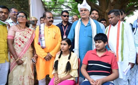 मुख्यमंत्री ने दोनों बच्चों के सर पर हाथ रखकर दिया आशीर्वाद,सभा में ही आवेदन लिया और तत्काल स्वीकृत कर दिए डेढ़ लाख रुपये …