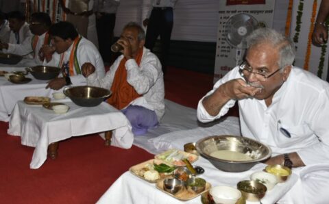 सीएम भूपेश बघेल ने मजदूरों के साथ खाई बोरे बासी, कहा…