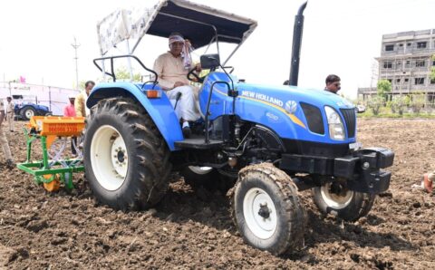 मुख्यमंत्री भूपेश बघेल ने हल और ट्रैक्टर चलाकर किया बीजों का रोपण