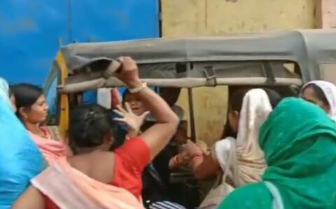 वीडियो : हथकरघा संघ पहुंची महिलाओं ने कांग्रेस नेत्री की ‘चप्पल से कि जमकर पिटाई, यह रही वजह…