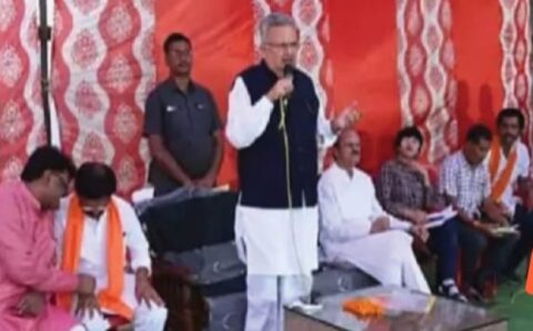 विवादों में घिरे डॉ रमन, जमीन पर भारत माता की तस्वीर की थी पोस्ट, कांग्रेस ने की माफी की मांग