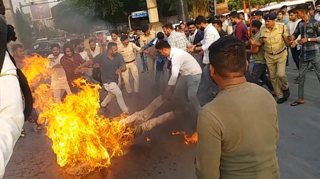 वीडियो : डॉ रमन सिंह का एनएसयूआई ने फूंका पुतला, कार्यक्रमो के दौरान काले झंडे दिखाने की भी चेतावनी