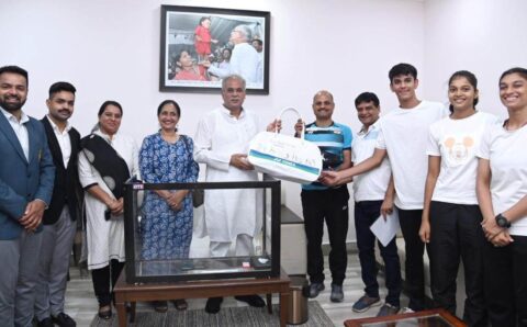 थॉमस कप विजेता भारतीय टीम ने मुख्यमंत्री भूपेश बघेल के लिए भेजा हस्ताक्षर किया हुआ बैडमिंटन किट