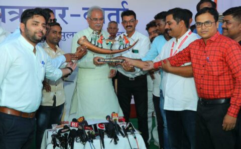 प्रारंभ में प्रेस क्लब भानुप्रतापपुर द्वारा मुख्यमंत्री को मोमेंटो देकर स्वागत किया गया…