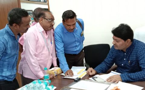 मीडिया कर्मी आवासीय परिसर के सदस्यों ने एजाज ढेबर से मुलाकात कर मूलभूत सुविधा मुहैया कराने की मांग, महापौर ने जोन कमिश्नर 8 को फोन कर तत्काल कार्रवाई करने दिए निर्देश