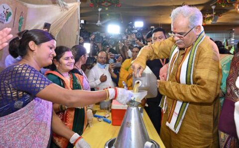 सीएम बघेल ने 5 लीटर गोमूत्र 20 रुपए में बेचकर देश की अपनी तरह की पहली और अनूठी गो-मूत्र खरीदी योजना की शुरुआत