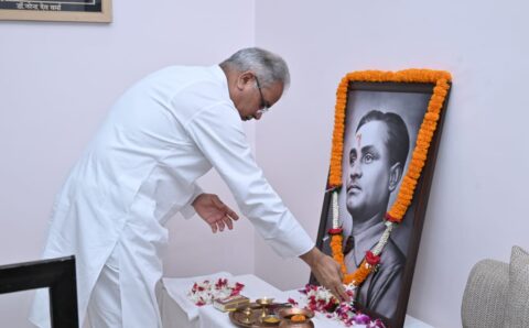 मुख्यमंत्री भूपेश बघेल ने खेल दिवस के अवसर पर हॉकी के जादूगर मेजर ध्यानचंद को श्रद्धांजलि अर्पित की