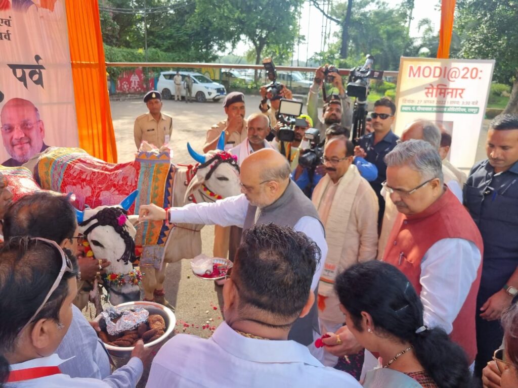 वीडियो : अमित शाह ने छत्तीसगढ़ी त्यौहार पोरा पर बैल की इस तरीके से की पूजा, देखिए वीडियो…