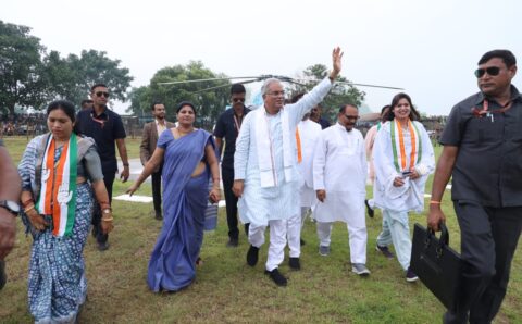 जनप्रतिनिधियों ने हैलीपैड में किया जोरदार स्वागत मुख्यमंत्री भूपेश बघेल का …