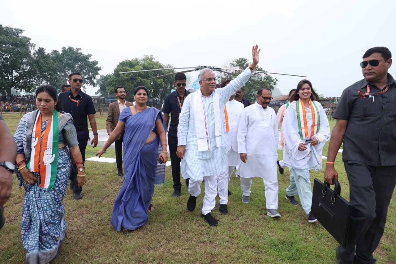 जनप्रतिनिधियों ने हैलीपैड में किया जोरदार स्वागत मुख्यमंत्री भूपेश बघेल का …