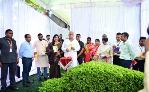 मुख्यमंत्री ने तुंहर योजना तुंहर दुआर बुकलेट व बालोद जिले की डायरेक्टरी का किया विमोचन