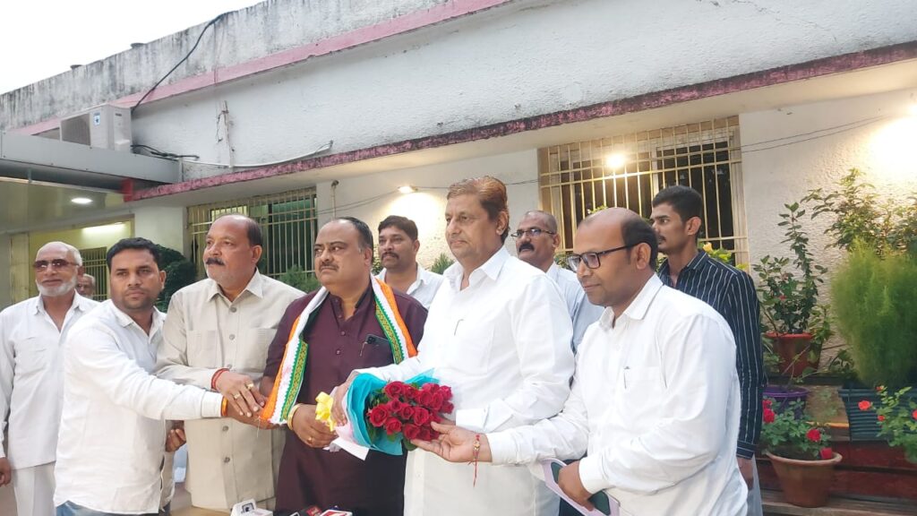 जिला अध्यक्ष विजय पांडे ने मंत्री मोहम्मद अकबर के सामने किया कांग्रेस प्रवेश, भाजपा सांसद संतोष पांडे के विजय है रिश्तेदार