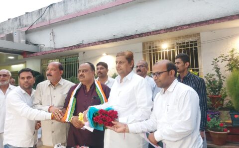 जिला अध्यक्ष विजय पांडे ने मंत्री मोहम्मद अकबर के सामने किया कांग्रेस प्रवेश, भाजपा सांसद संतोष पांडे के विजय है रिश्तेदार