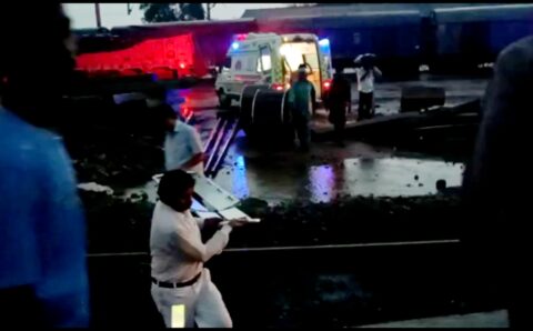 वीडियो : यात्री को चलती ट्रेन में आया हार्ट अटैक,अचानक रोकनी पड़ी ट्रेन