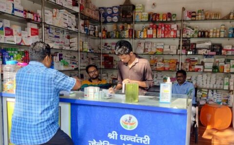 जिले में धनवंतरी मेडिकल स्टोर से लोगों को लाभ मिल रहा