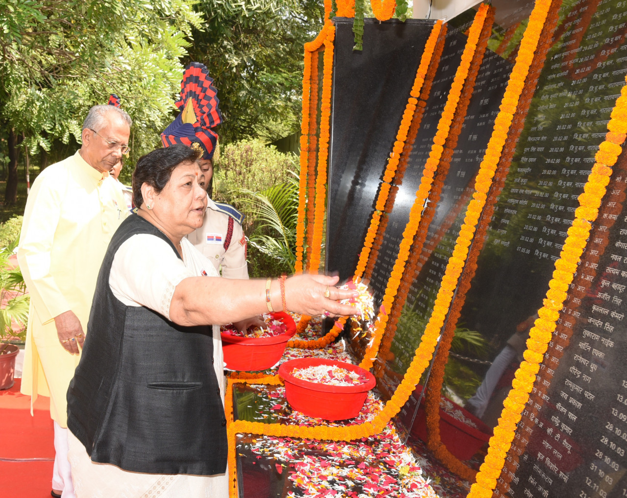 राज्यपाल एवं गृहमंत्री ने शहीद वाटिका में शहीदों को दी श्रद्धांजलि