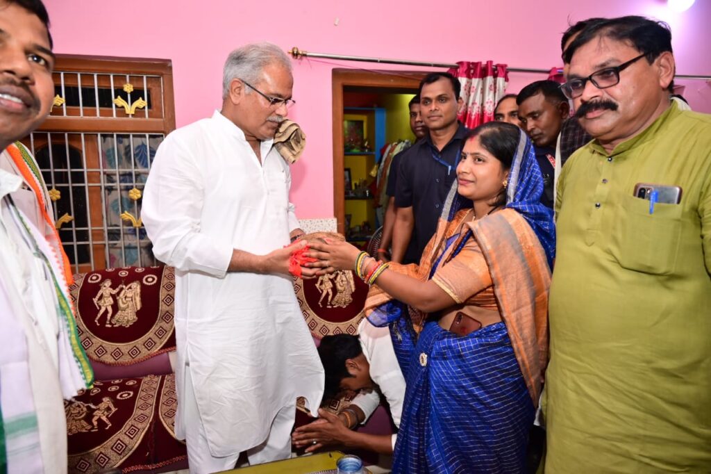 मुख्यमंत्री भूपेश बघेल पहुंचे पिहरीद, रेस्क्यू ऑपरेशन से सुरक्षित निकाले गए नन्हे राहुल के परिवार से मिले