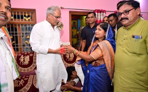 मुख्यमंत्री भूपेश बघेल पहुंचे पिहरीद, रेस्क्यू ऑपरेशन से सुरक्षित निकाले गए नन्हे राहुल के परिवार से मिले