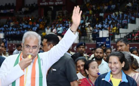 मुख्यमंत्री ने रेफरी बन खेल की शुरूआत की, पारंपरिक खेलों मे खुद आजमाए हाथ