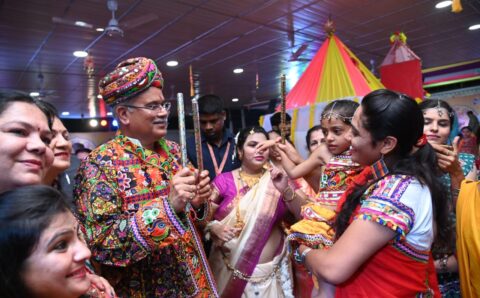 गरबा की पोशाक में नजर आए सीएम बघेल, सपरिवार खेला डांडिया