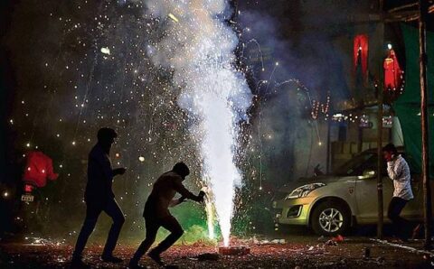 दीवाली पर पटाखे जलाते समय रखें सावधानी