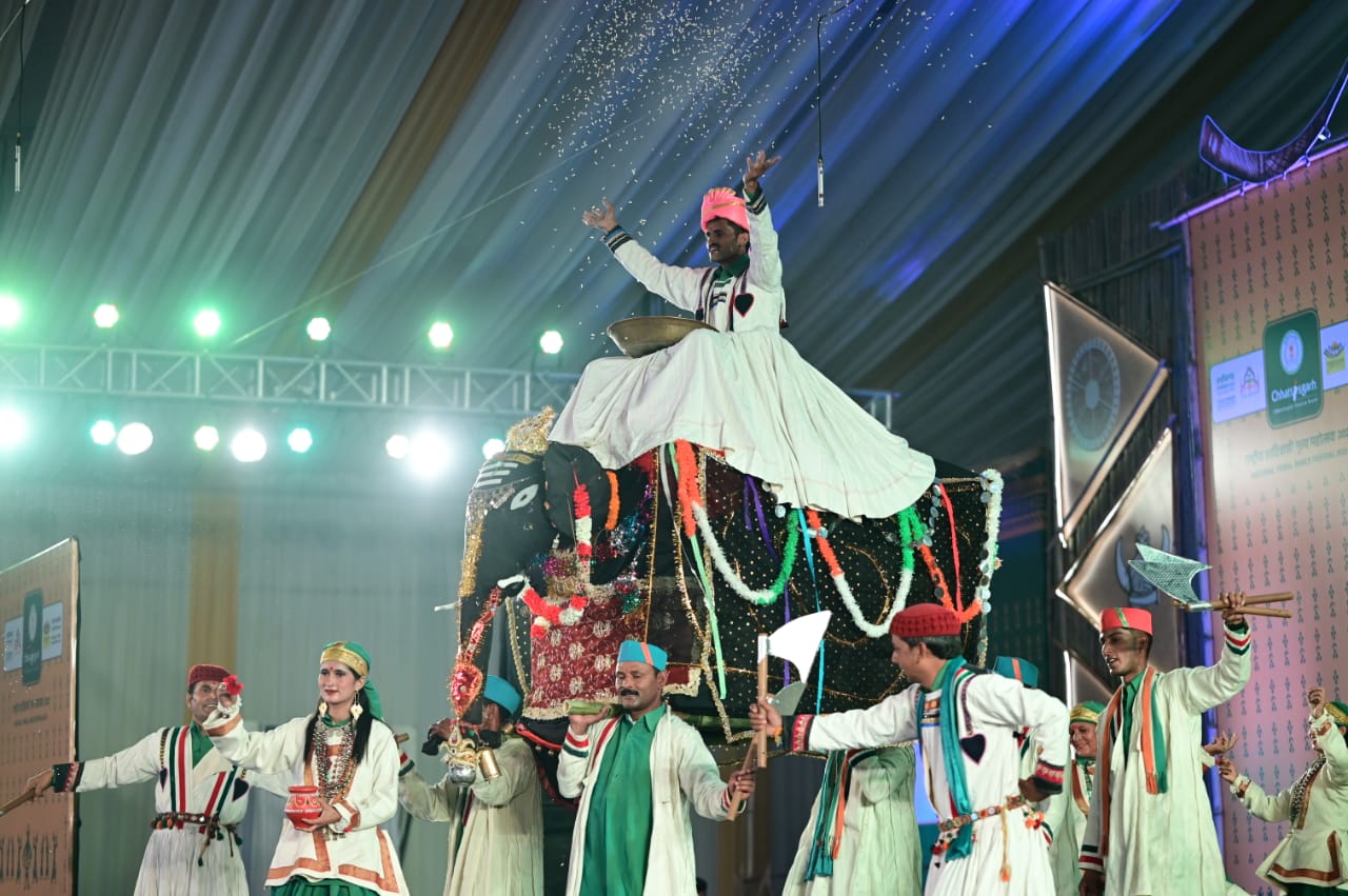 हरूल- हाथी की सुसज्जित प्रतिकृति पर बैठा प्रभावी व्यक्ति नृत्य भंगिमा का प्रदर्शन